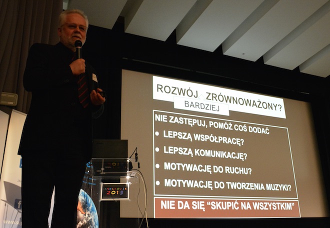 Urządzenia mobilne są uniwersalnymi narzędziami, które posłużyć mogą świetnie do rozwoju mózgu i osobowości, jednak trzeba nauczyć się nimi posługiwać. Nie narzekajmy, że dzieci i młodzież zbyt dużo korzystają z urządzeń mobilnych, ale spróbujmy pokazać im, jak wartościowe wsparcie w sobie kryją. Mobilna edukacja - jak dbać o zrównoważony rozwój dzieci i młodzieży
