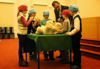 fot. Polska Akademia Dzieci - mali naukowcy przeprowadzają operację na misiu