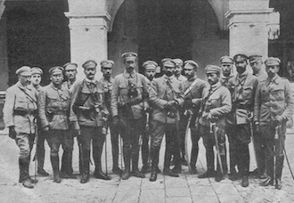 (Domena publiczna) Pułkownik Józef Piłsudski ze swoim sztabem przed pałacem gubernialnym w Kielcach